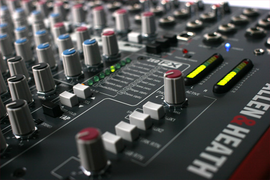 mixer-allen-heath-ZED_22_FX_USB_Audio_Flexibility.jpg