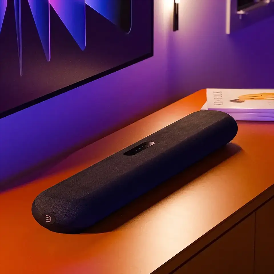 Loa soundbar Bluesound Pulse Cinema Mini chính hãng màu đen mỏng gọn đặt sang trọng dưới Tivi 